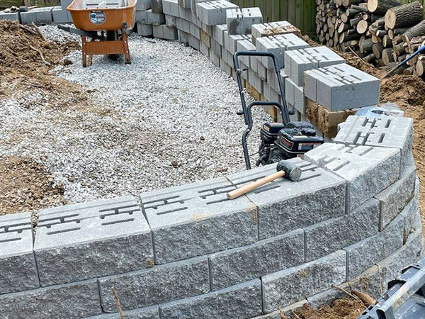 Greener-Designs-Landscaping-St.-Louis-Retaining-Wall-for-pool